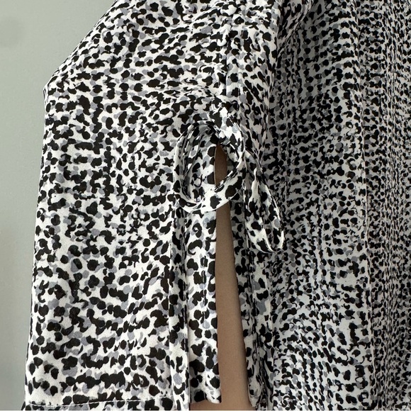 V-neck Flowy Blouse in Black Gray & White Pattern Button Detailing‎ Down Sleeves - Picture 5 of 7